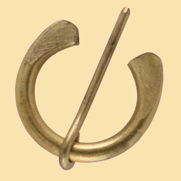 kleine Ringfibel aus Messing - 1